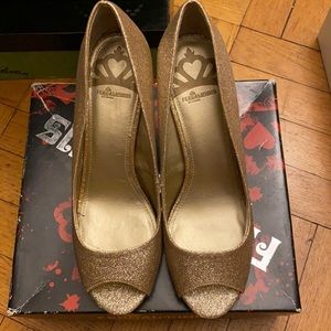 Gold sparkly peep toe heels!